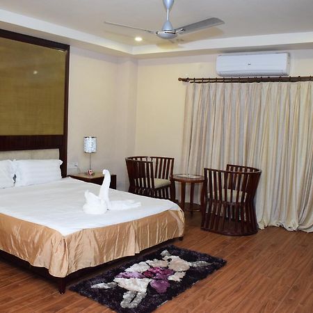 Hotel Grand Palace Jorhāt Buitenkant foto