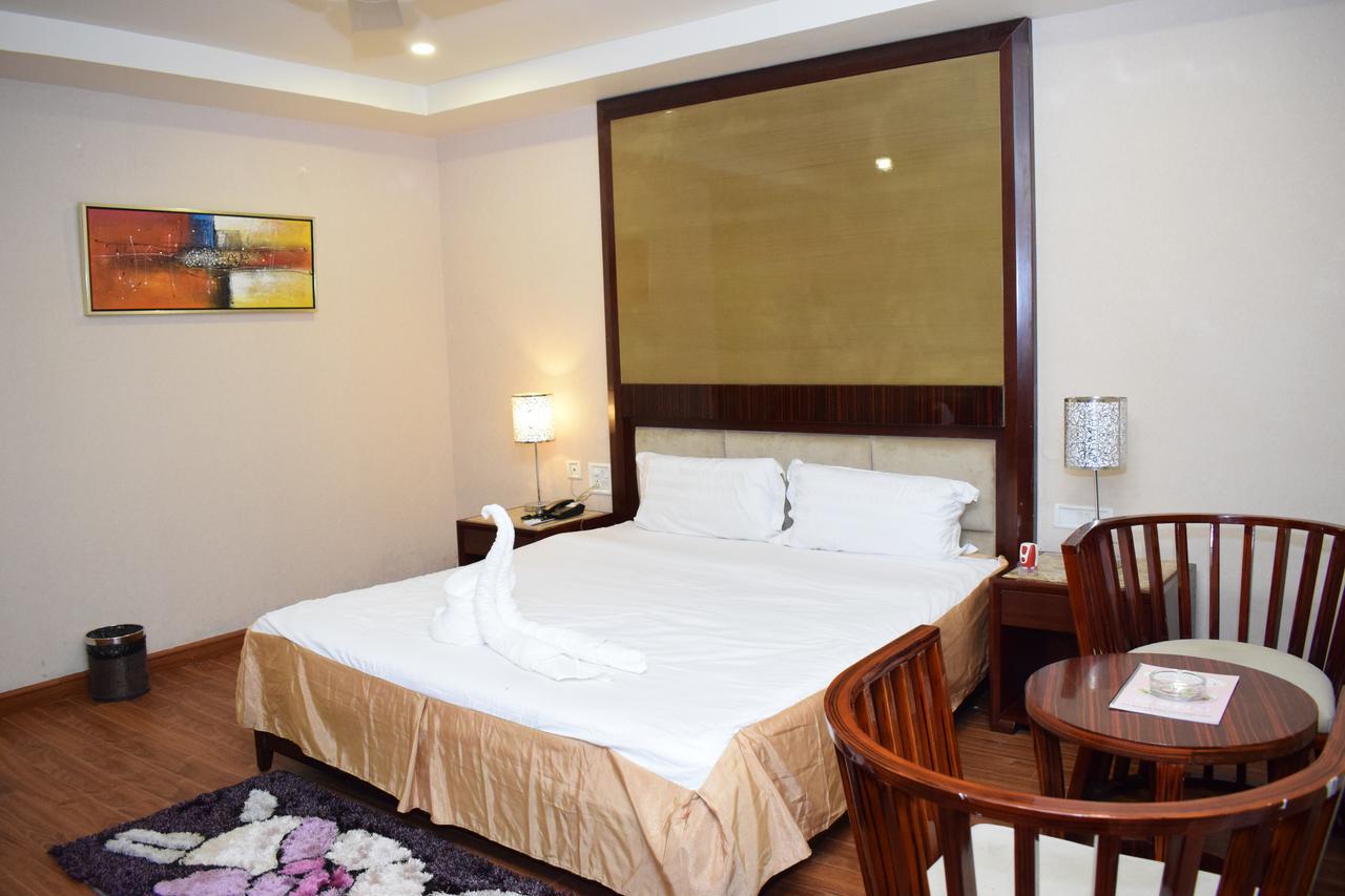 Hotel Grand Palace Jorhāt Buitenkant foto