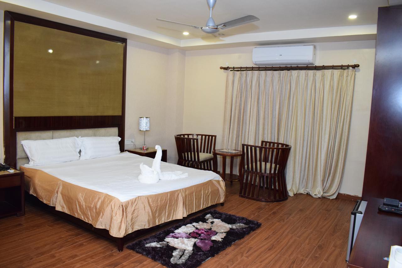 Hotel Grand Palace Jorhāt Buitenkant foto