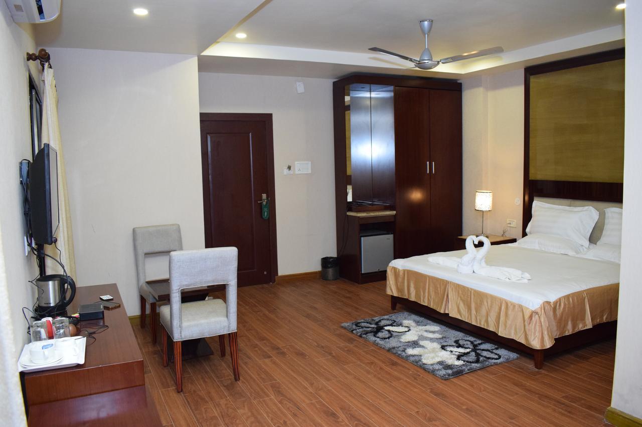 Hotel Grand Palace Jorhāt Buitenkant foto