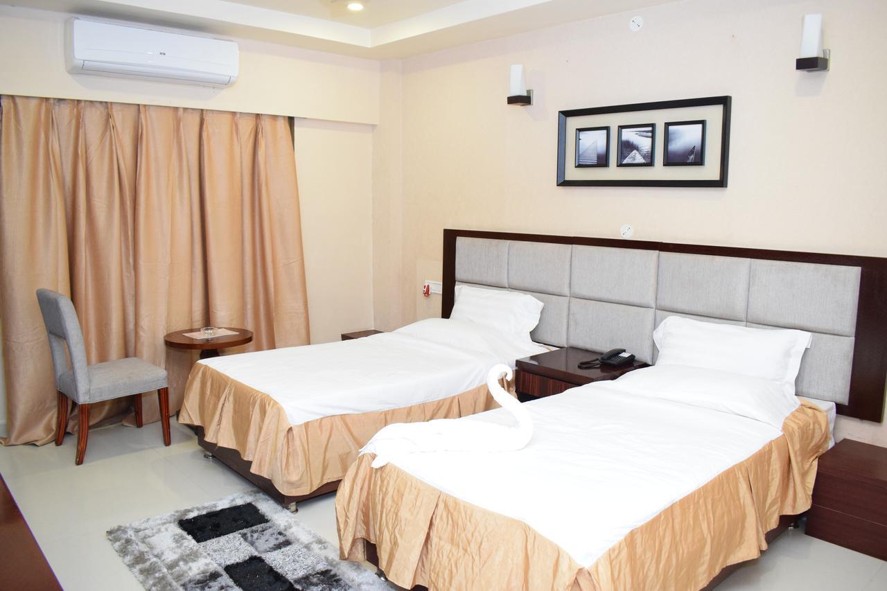 Hotel Grand Palace Jorhāt Buitenkant foto