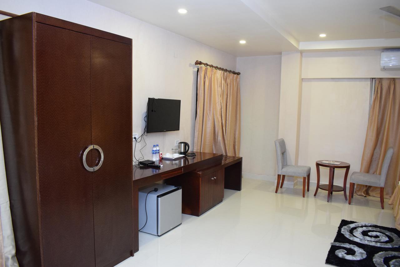 Hotel Grand Palace Jorhāt Buitenkant foto